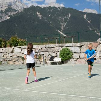 Kinder spielen Tennis im Alpenresort Schwarz