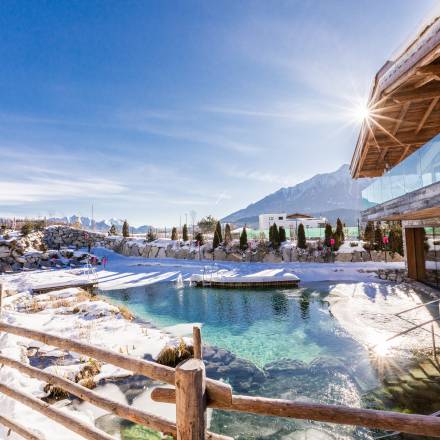 Außenbereich des Saunadorfes im Wellnessbereich