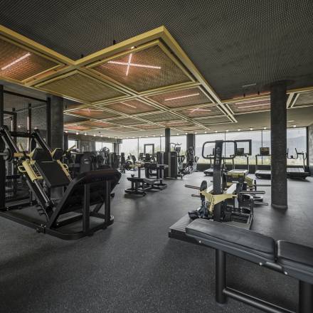 Fitnesstudio mit neuesten Technogym Geräten
