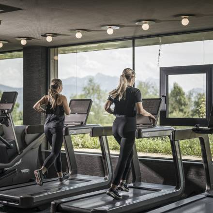 2 Frauen am Laufband im Fitnessclub im Alpenresort Schwarz