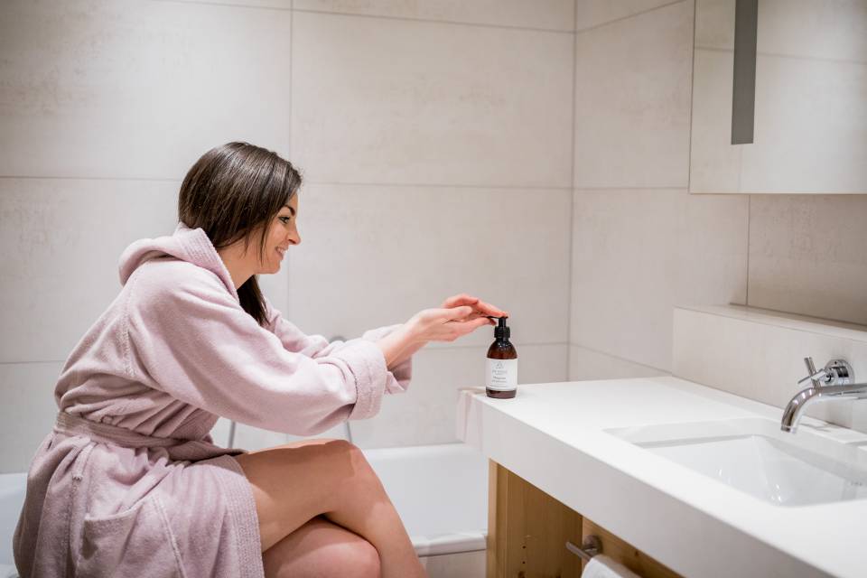 Frau nutzt im Bad Me Sense Naturkosmetik