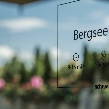 Tür zur Bergseesauna mit 80-90°C