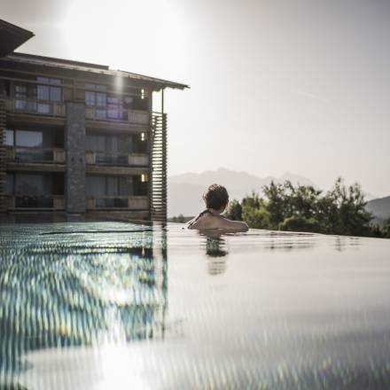 Frau im Infinity Pool im Wellnessresort Schwarz