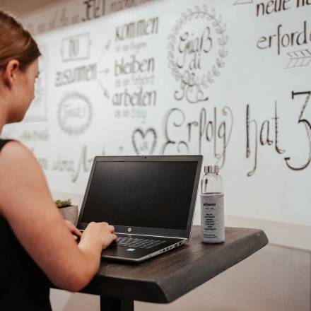 Frau arbeitet an Laptop