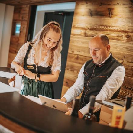 Service Mitarbeiter des Alpenresort Schwarz stehen am Empfang