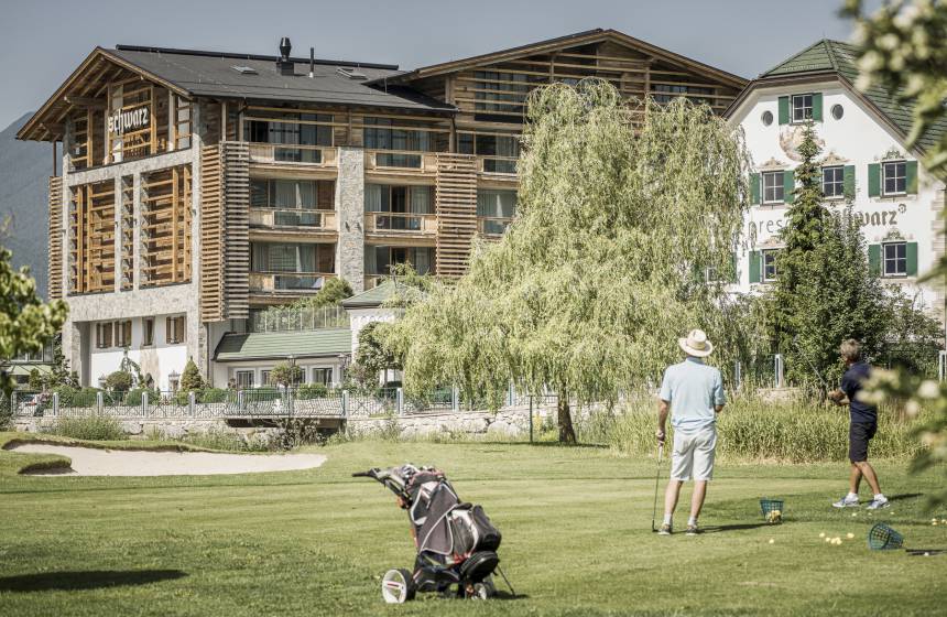 Golfer vor dem Alpenresort Schwarz