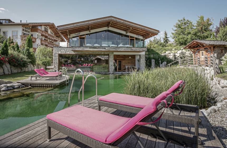 Außenbereich im Saunadorf des Wellnessresort Schwarz in Tirol