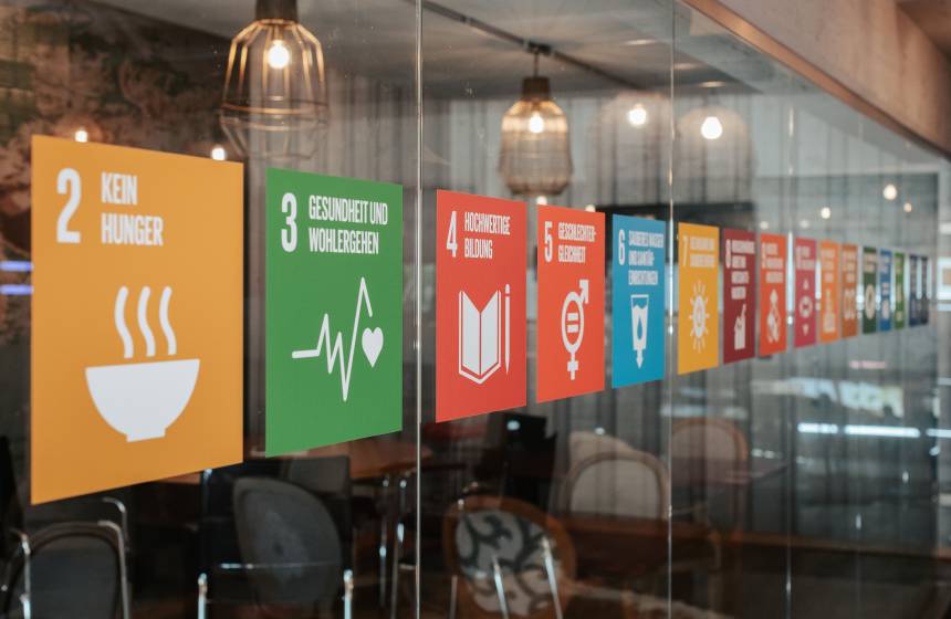 Abbildung der Sustainable Development Goals im Mitarbeiterraum des Alpenresort Schwarz