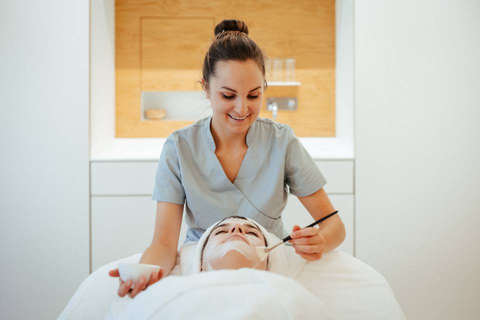 Frau erhält Gesichtsmaske im SPA des Alpenresort Schwarz