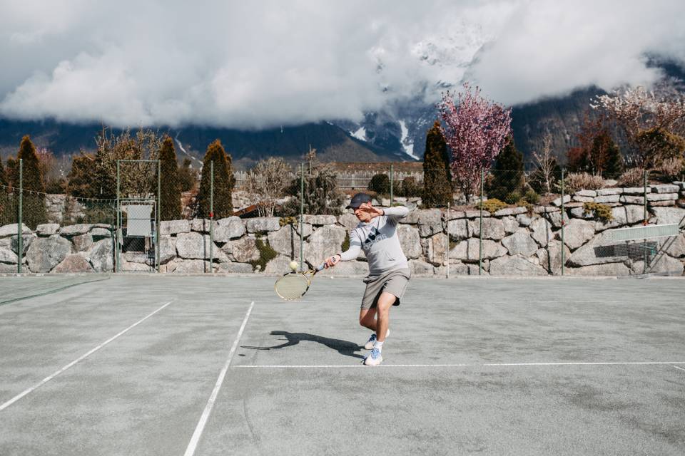 Mann beim Tennis spielen