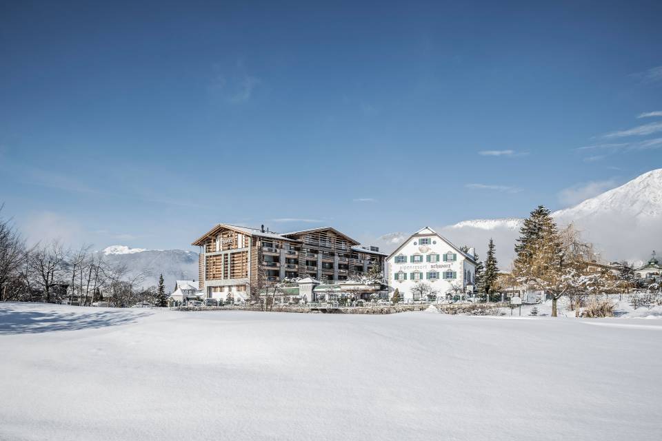 Außenansicht verschneites Alpenresort Schwarz