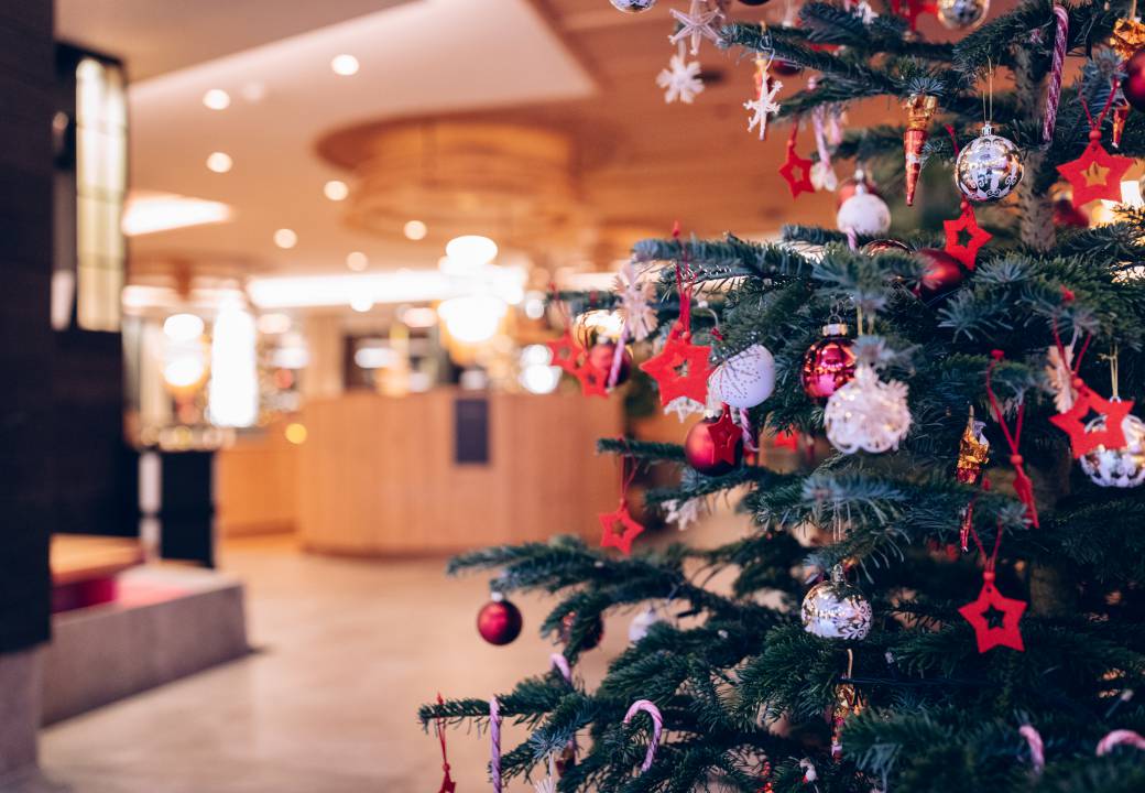 Geschmückter Weihnachtsbaum im Alpenresort Schwarz