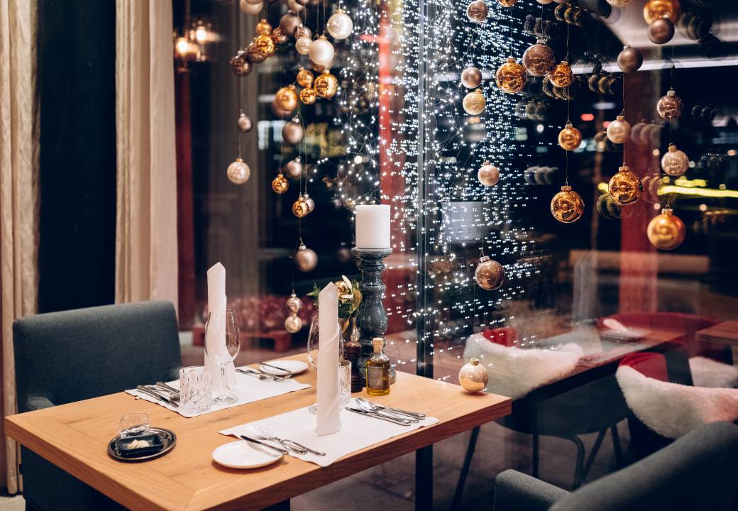 Weihnachtlich gedeckter Tisch im Restaurant 