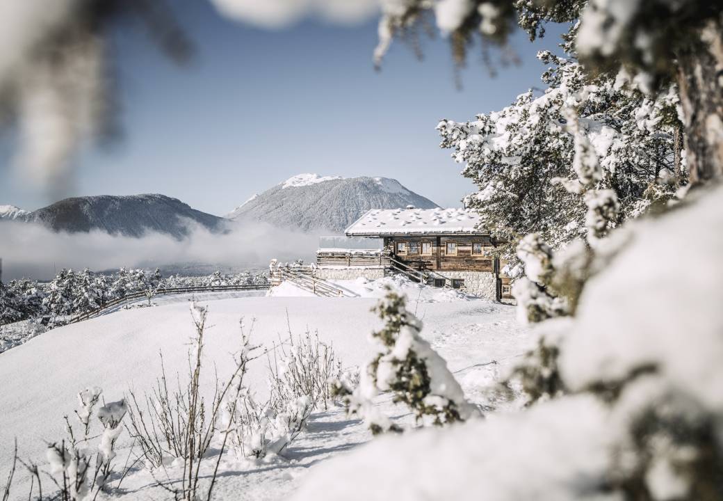 verschneite Stöttlalm in Tirol