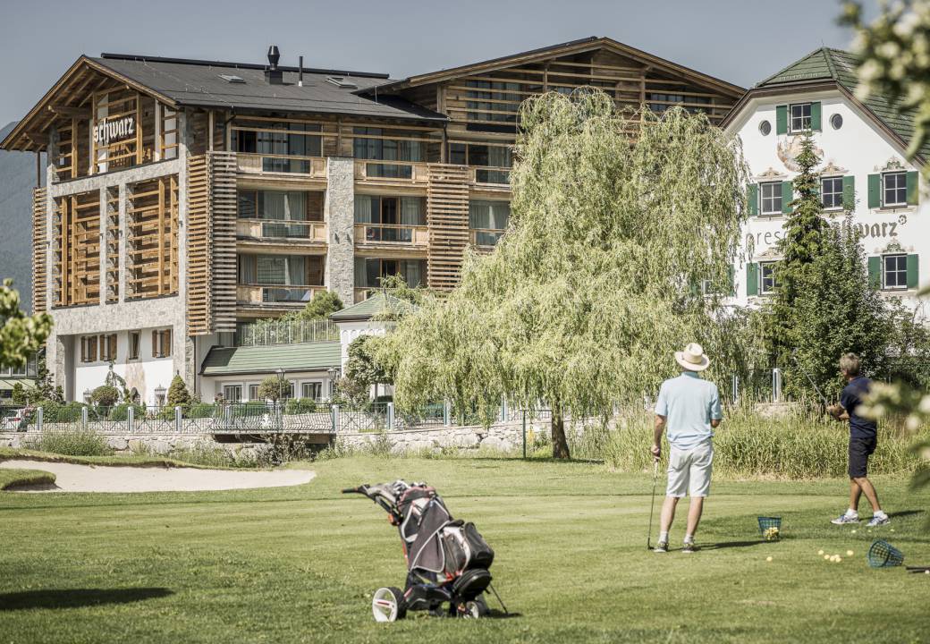 Golfer vor dem Alpenresort Schwarz