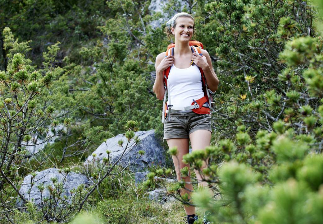 Frau wandert durch die Alpine Landschaft