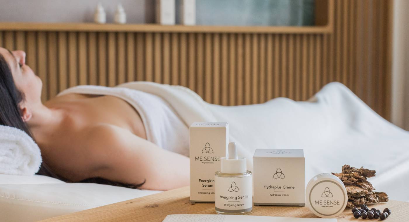Frau liegt auf Liege mit Me Sense Naturprodukten auf dem Tisch