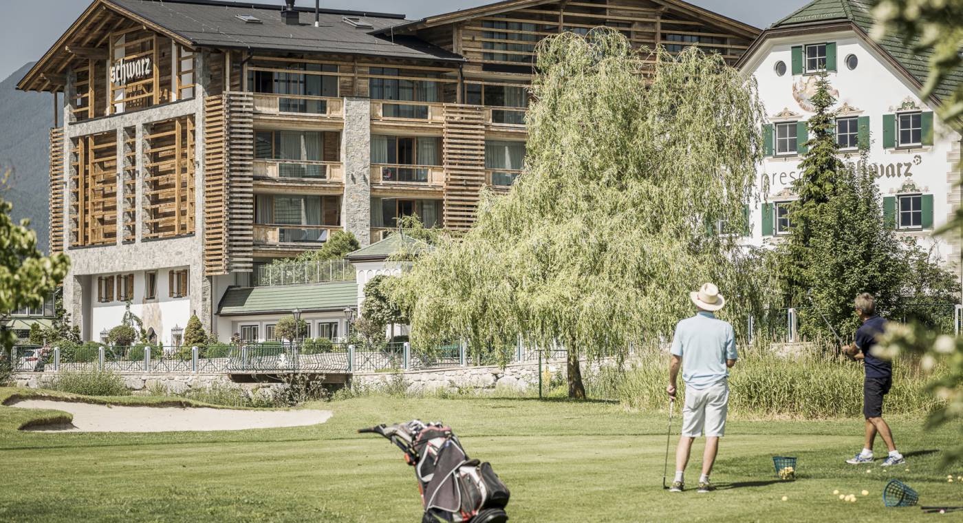 Golfer vor dem Alpenresort Schwarz