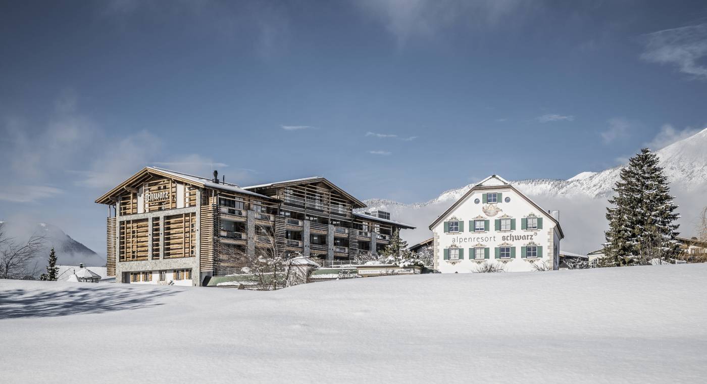 Außenansicht verschneites Alpenresort Schwarz im Winter