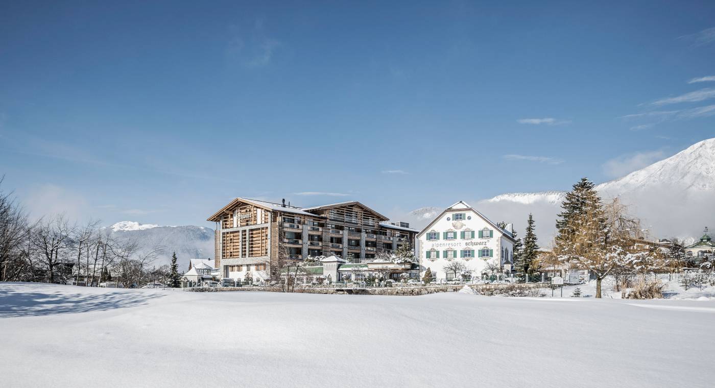 Außenansicht verschneites Alpenresort Schwarz