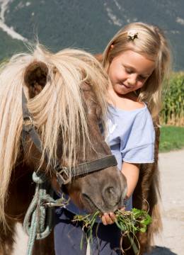 Kinder und 2 Frauen beim Pony Ausritt vor Tiroler Alpen #2