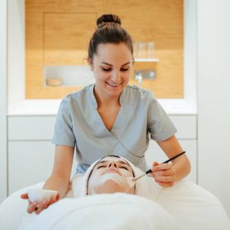 Frau erhält Gesichtsmaske im SPA des Alpenresort Schwarz