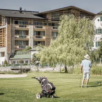 Golfer vor dem Alpenresort Schwarz