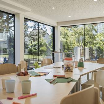 Kinderclub mit Blättern und Stiften zum Malen