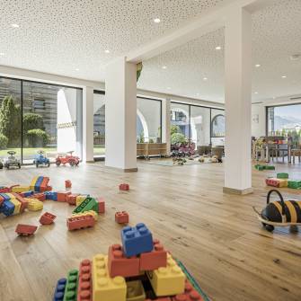 Kinderclub mit Legos und Bobbycar