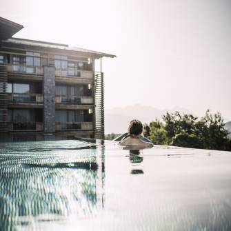 Frau im Infinitypool des Alpenresort Schwarz