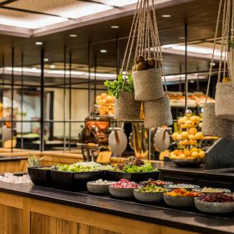 Alpenresort Schwarz Buffet mit Gemüsekörben an der Decke