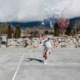 Mann beim Tennis spielen