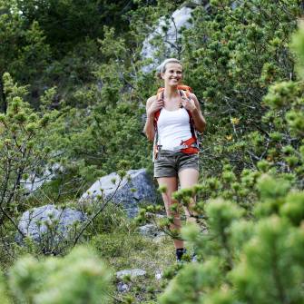 Frau wandert durch die Alpine Landschaft