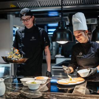 Köche bereiten Essen zu im Alpenresort Schwarz