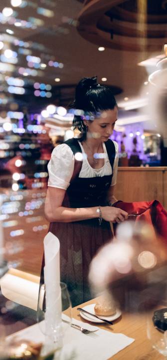 Kellnerin deckt den Tisch im Restaurant