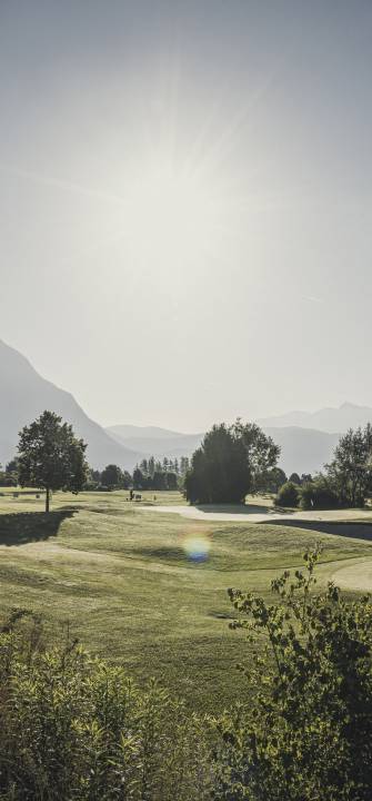 27-Loch-Golfplatz am Alpenresort Schwarz mit Blick auf die Tiroler Alpen