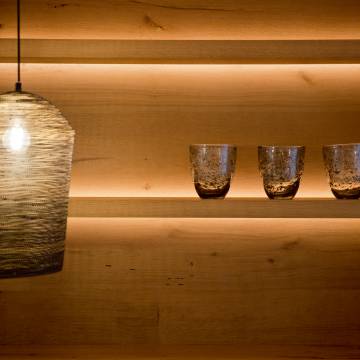 Wanddekoration mit Licht und Gläsern