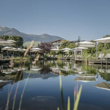 Naturbadesee im Alpenresort Schwarz in Tirol