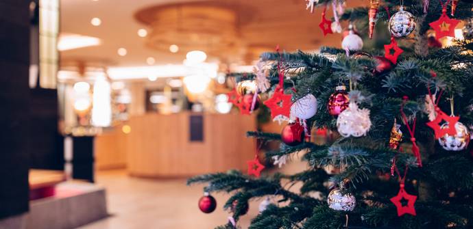 Geschmückter Weihnachtsbaum im Alpenresort Schwarz