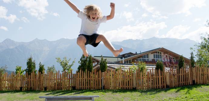 Kind springt auf Trampolin