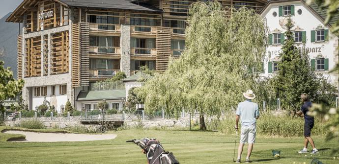 Golfer vor dem Alpenresort Schwarz