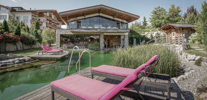 Außenbereich im Saunadorf des Wellnessresort Schwarz in Tirol