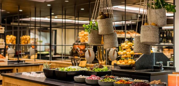 Alpenresort Schwarz Buffet mit Gemüsekörben an der Decke