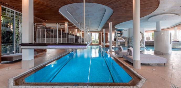 Indoorpool im Alpenresort Schwarz